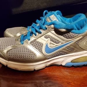 Nike sneakers, pre-owned. Clean. Light ready for walking.